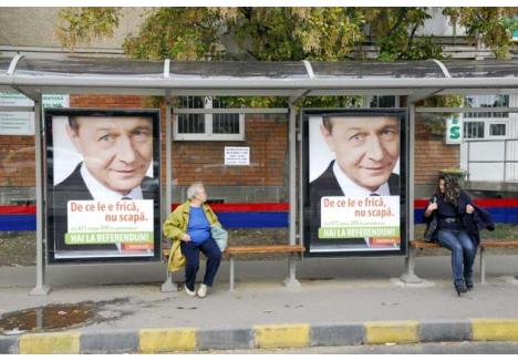 REFERENDUM-DUM. Din primele ore ale campaniei, cele mai vizibile spaţii publicitare au fost ocupate de referendumul lui Băsescu. Oamenii preşedintelui le-au închiriat din timp, încă de când acesta afirma că nu este hotărât să candideze